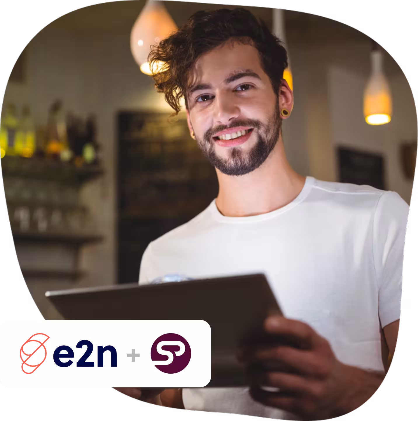 Mitarbeiter mit Tablet, davor das e2n und sell & pick Logo